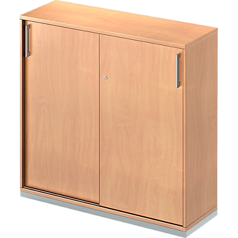 Armario de madera con dos puertas correderas y tiradores metálicos.
