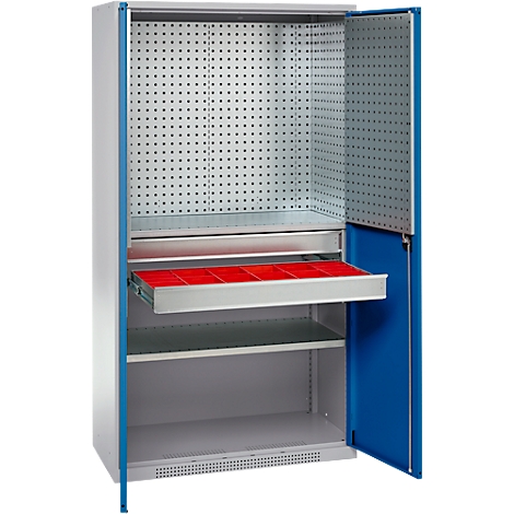Armoire à outils avec tiroir ouvert, contenant des compartiments rouges pour petites pièces. Fond : mur perforé.