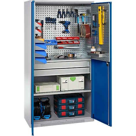 Armoire à outils ouverte. Intérieur rempli d'outils, de tiroirs et de boîtes. Cadre de porte bleu, corps gris.