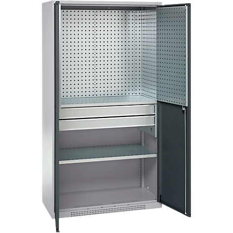 Une armoire à outils grise, la porte droite est ouverte. À l'intérieur, un panneau perforé, des tiroirs et des étagères sont visibles.