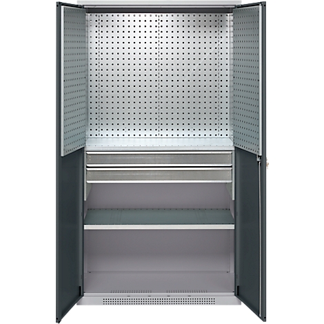 Armoire à outils grise, ouverte, avec panneau perforé et étagères.