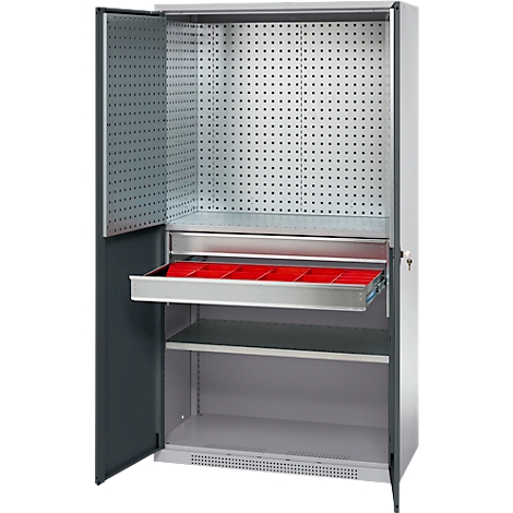 Une armoire à outils avec porte ouverte, à l'intérieur des boîtes de tri rouge-gris. Derrière la porte un mur perforé et un compartiment.