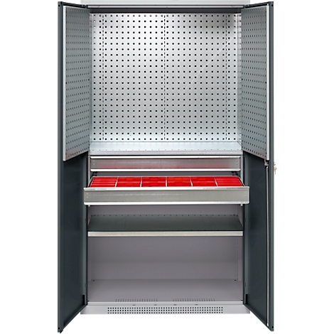 Armoire à outils métallique ouverte, avec panneau arrière perforé, tiroir et inserts rouges. Étagères en haut et en bas.