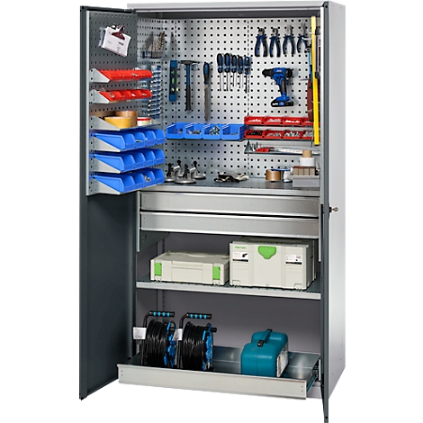 Armoire à outils ouverte remplie d'outils et d'accessoires. Conteneurs bleus, perceuse, pinces. Tiroir ouvert.