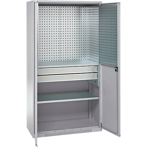 Armoire à outils grise ouverte. À l'intérieur, panneau perforé, tiroirs et étagère. Une porte est ouverte.