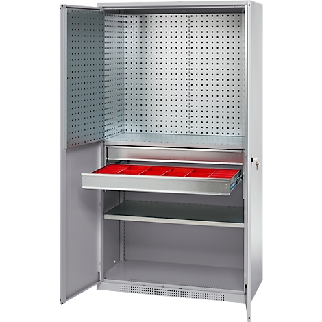 Armoire à outils grise ouverte avec tiroir rouge. Paroi perforée et étagères à l'intérieur.