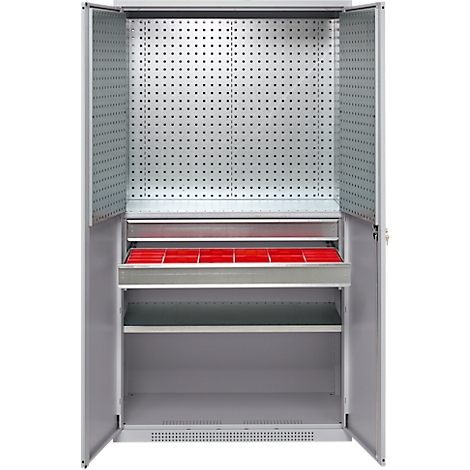 Armoire à outils grise ouverte avec insert rouge. Tôle perforée en arrière-plan, en dessous une étagère et une étagère.