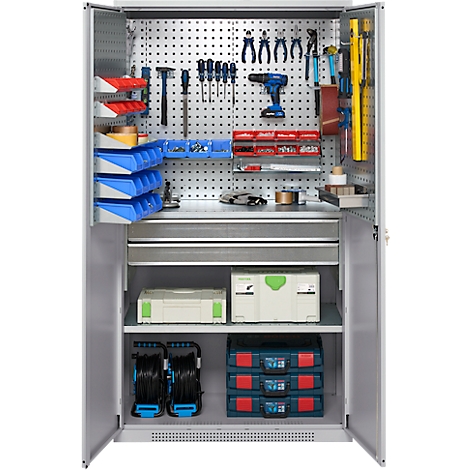 Armoire à outils avec outils. Dans la partie supérieure se trouve une paroi perforée avec des pinces, des tournevis et une perceuse. En dessous, des tiroirs et des compartiments avec des outils.