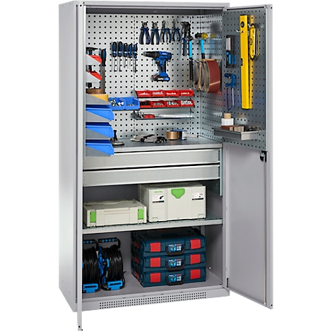 Armoire à outils ouverte avec outils, tiroirs et étagères. Détails bleus, rouges et verts.