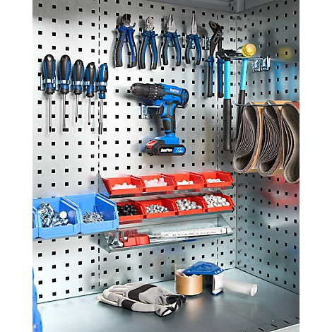 Mur d'outils avec tournevis, pinces, perceuse, vis et rouleaux de papier de verre.