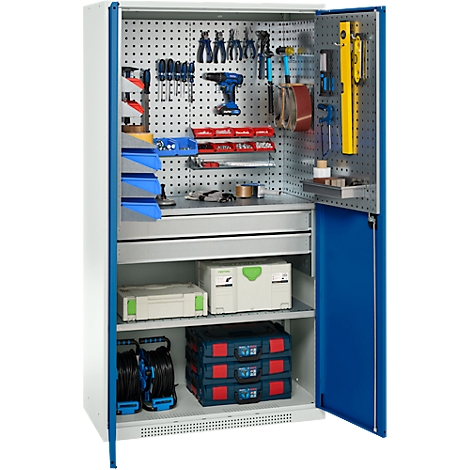 Armoire à outils avec outils et accessoires. Des éléments bleus, blancs et gris composent l'armoire. La porte ouverte révèle une variété d'outils.
