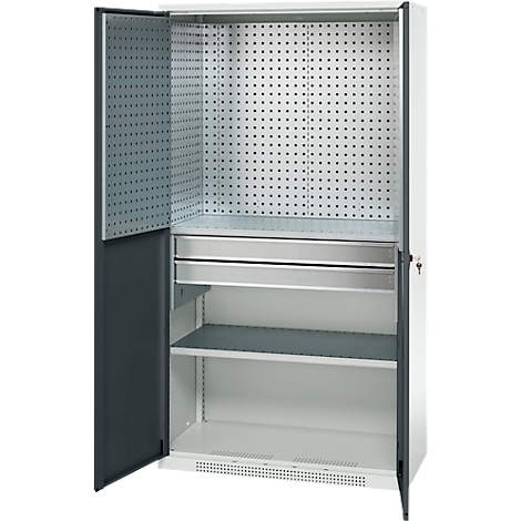Armoire à outils grise, porte ouverte, panneau perforé, tiroir et étagères.
