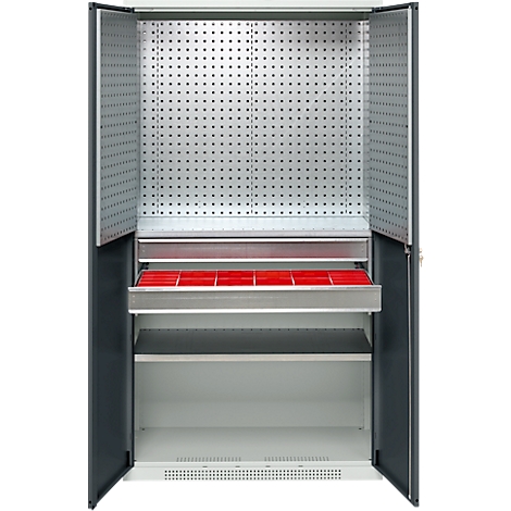 Armoire à outils ouverte avec tiroir divisé rouge et panneau perforé.