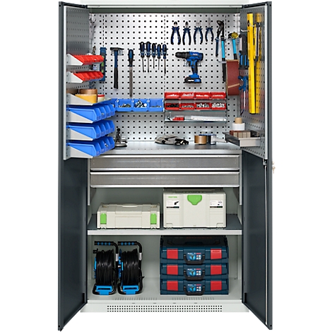Armoire à outils avec portes ouvertes, remplie d'outils, de tiroirs et d'accessoires. Divers outils sont fixés au mur du fond.