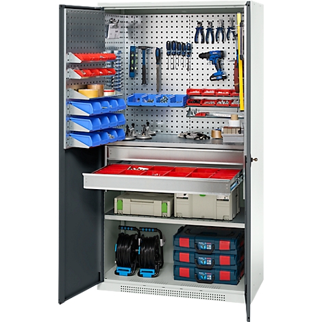 Armoire à outils ouverte avec outils, vis et boîtes. Des crochets pour les outils sont sur le mur du fond.