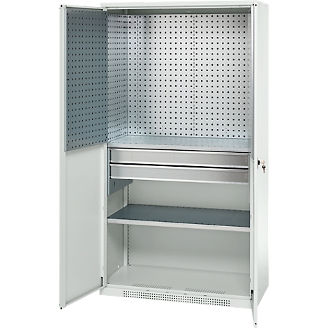 Armoire à outils blanche, portes ouvertes. Intérieur avec paroi perforée, tiroir, étagères et clé.