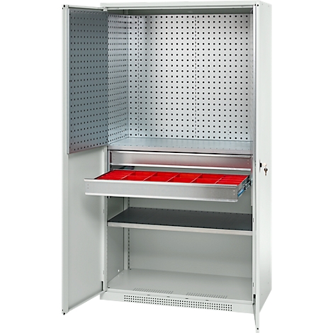 Armoire à outils grise, ouverte, avec un tiroir rouge. Points noirs sur le mur du fond, deux autres étagères.