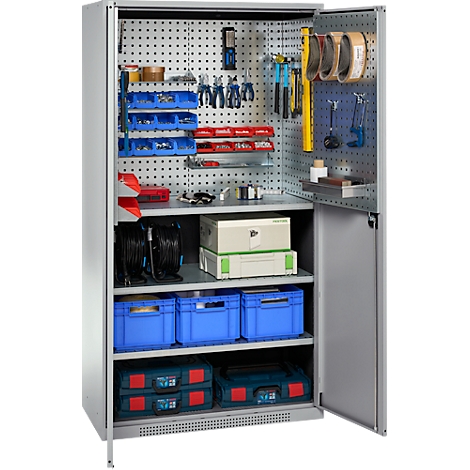 Armoire à outils grise avec porte ouverte. Intérieur : outils, tiroirs, boîtes et équipement. L'armoire est devant un fond blanc.