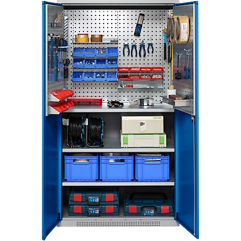Armoire à outils avec portes ouvertes. À l'intérieur : outils, boîtes, enrouleurs de câbles et mallettes à outils.
