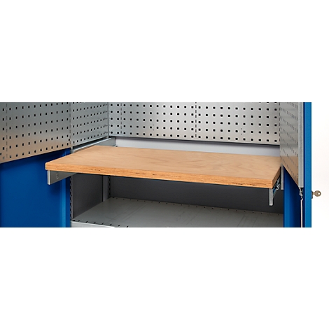 Gros plan de l'établi avec plateau en bois. Parois latérales bleues, parois perforées, support argenté.