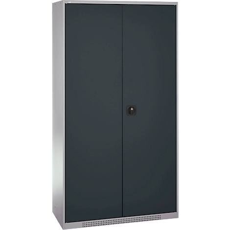 Armoire en acier gris foncé avec deux portes, une poignée et un cadre argenté.
