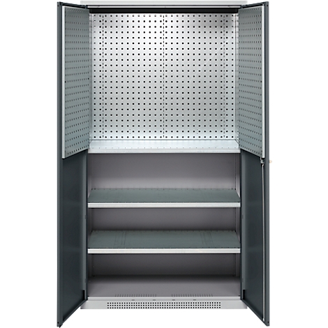 Armoire à outils ouverte avec panneaux perforés et trois étagères.