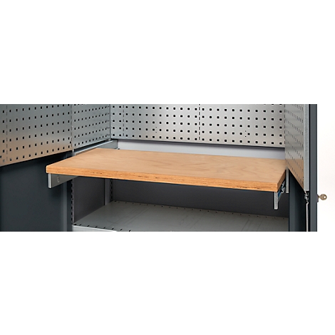 Vue intérieure d'une armoire à outils avec une étagère en bois et des parois perforées.