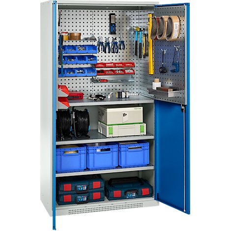 Armoire à outils, à moitié ouverte, remplie d'outils, de boîtes et de boîtes à outils.