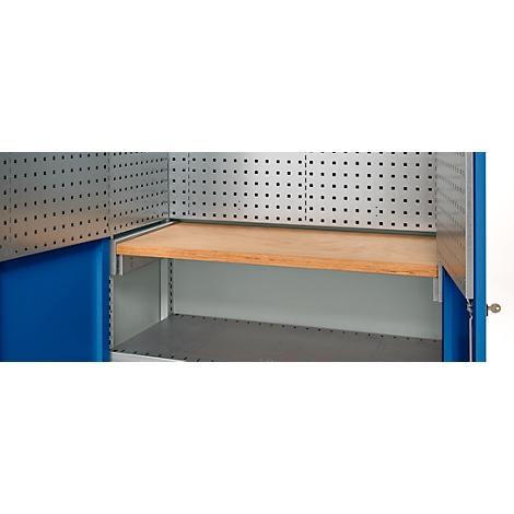 Intérieur d'une armoire à outils bleue, avec des parois en métal perforé, une étagère en bois et des étagères.