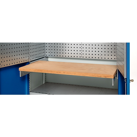 Gros plan sur un établi avec plateau en bois. Parois latérales bleues, parois perforées grises et supports métalliques.