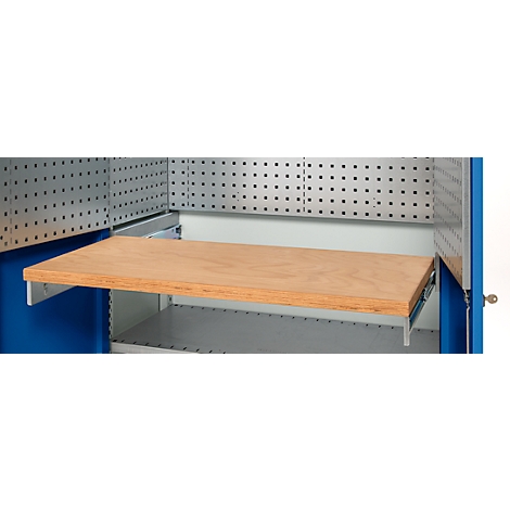 Gros plan sur une armoire d'atelier avec une étagère en bois étendue. L'armoire est bleue et argentée. L'étagère est soutenue par des supports argentés.