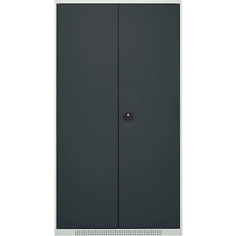 Double porte grise, poignée au milieu. Il y a de petits trous sous la rangée de portes.