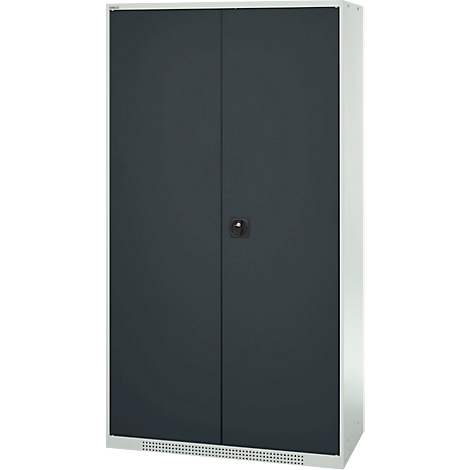 Armoire gris foncé avec deux portes et une poignée noire. L'armoire est devant un fond blanc.