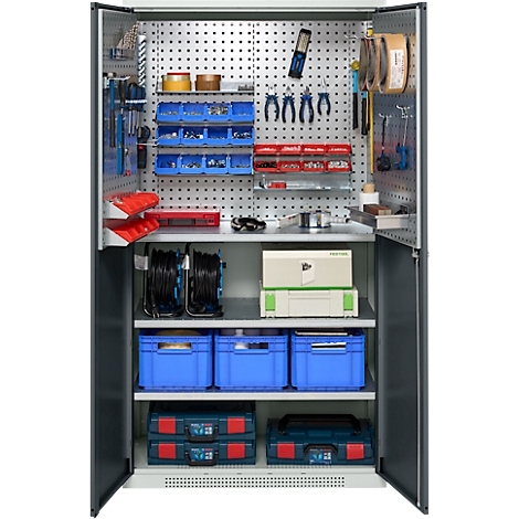 Armoire à outils ouverte avec des outils. À l'intérieur : perceuses, pinces, vis, boîtes bleues, câbles. Portes ouvertes, corps gris.