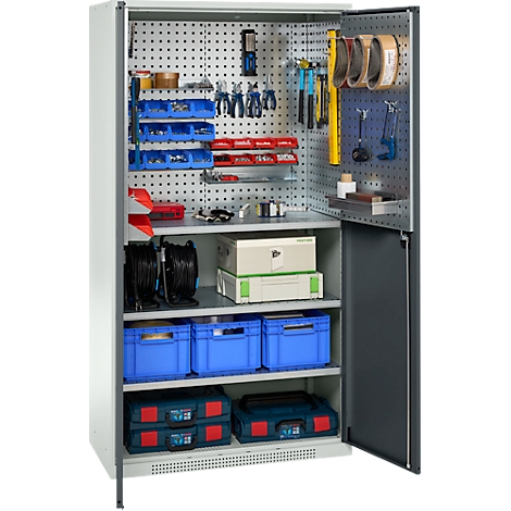 Armoire à outils avec panneau perforé et porte ouverte, remplie d'outils, de boîtes et d'accessoires.