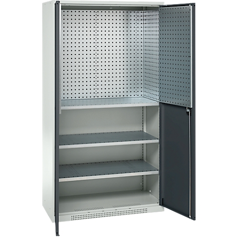 Armoire à outils grise avec porte ouverte. Intérieur avec panneau perforé et trois étagères.