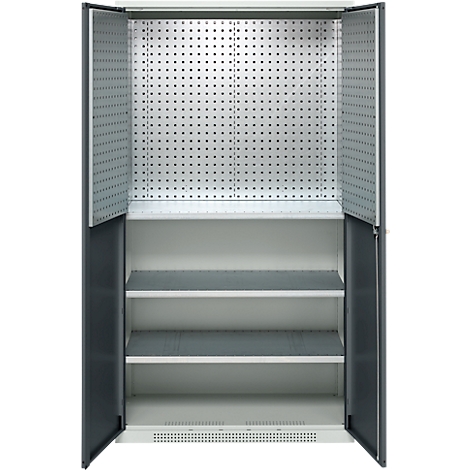 Armoire d'atelier ouverte avec panneau arrière perforé et étagères.