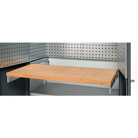 L'intérieur d'une armoire grise ouverte avec une étagère en bois marron tirée sur des rails métalliques. Il y a des trous sur la paroi arrière.