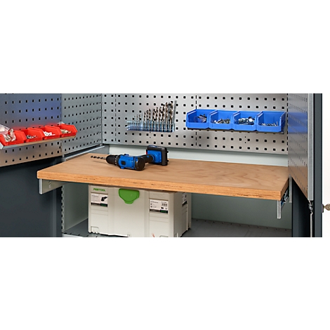 Établi avec panneau perforé, perceuse sans fil bleue, mèches et bacs de rangement.