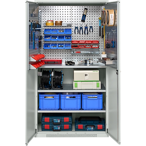 Armoire à outils ouverte avec outils et accessoires, soigneusement rangés.