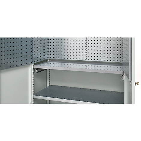 Armoire à outils ouverte, étagères métalliques grises, parois perforées.