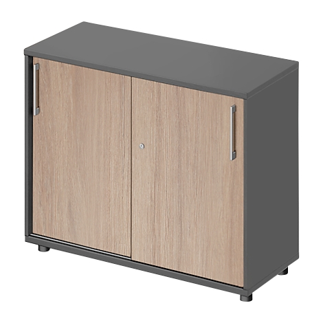 Armoire grise avec portes et poignées en placage de bois. Les portes sont fermées. Les pieds sont petits et ronds.