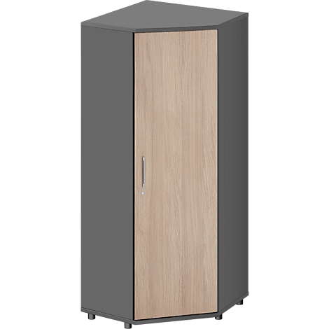Armoire d'angle avec une porte en bois et un corps gris. L'armoire repose sur de petits pieds.