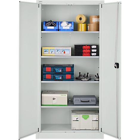 Armoire en acier grise, portes ouvertes, avec divers outils et fournitures sur des étagères.