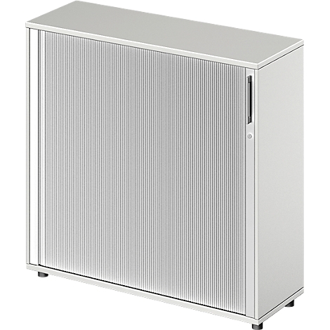 Armoire blanche avec portes coulissantes rainurées et poignée. Sur pieds.