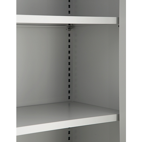 Gros plan d'une armoire blanche avec des étagères. Des points noirs sur le mur indiquent la position des supports d'étagères.