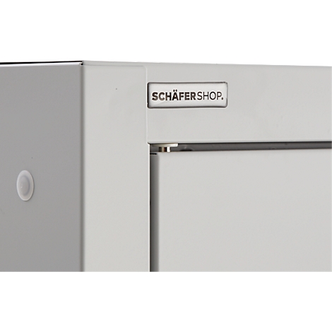 Gros plan d'une structure métallique blanche avec l'inscription 'SCHÄFERSHOP'.