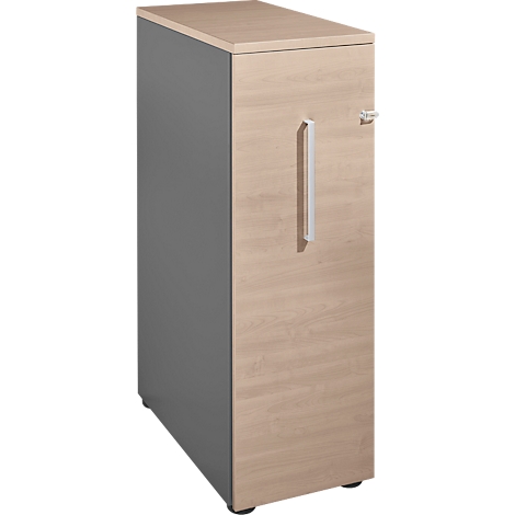 Une armoire étroite et haute en bois clair avec une porte, une poignée argentée et un bouton de porte argenté.