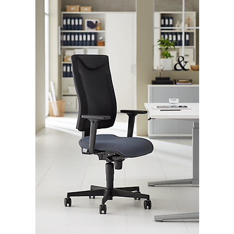 Chaise de bureau noire sur fond clair. La chaise a un dossier haut, des accoudoirs et une base roulante.
