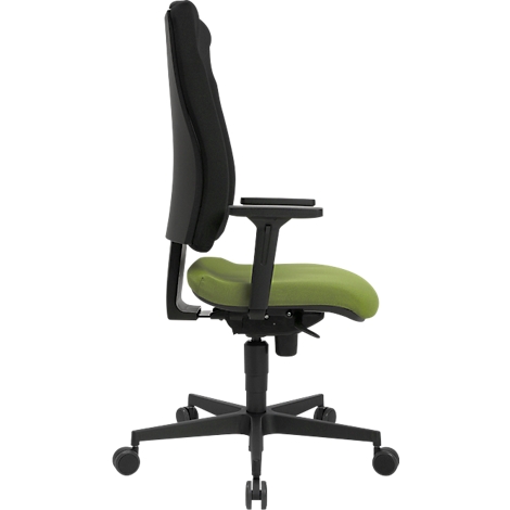 Vue latérale d'une chaise de bureau, avec un dossier et des accoudoirs noirs, une assise verte et un pied noir avec roulettes.